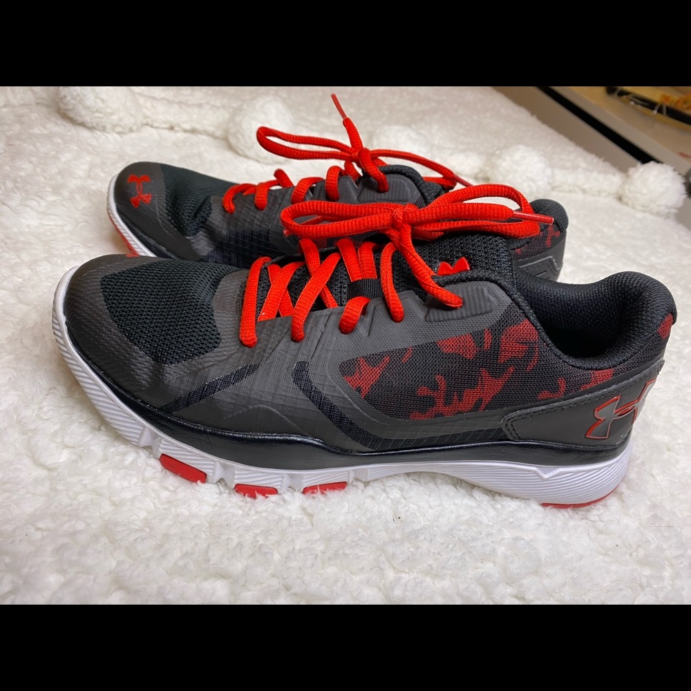 🔥🎁under armour sneakers red black like new 🎁🔥